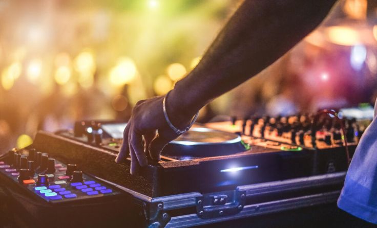 Clubs und Co dürfen ihre Pforten öffnen (Foto: DisobeyArt/Shutterstock.com)