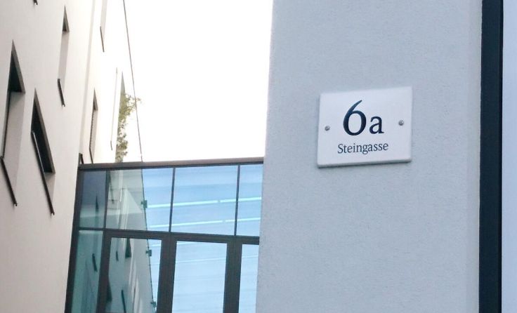 Hausnummerntafeln können beim Magistrat bestellt werden. (Foto: Tips)