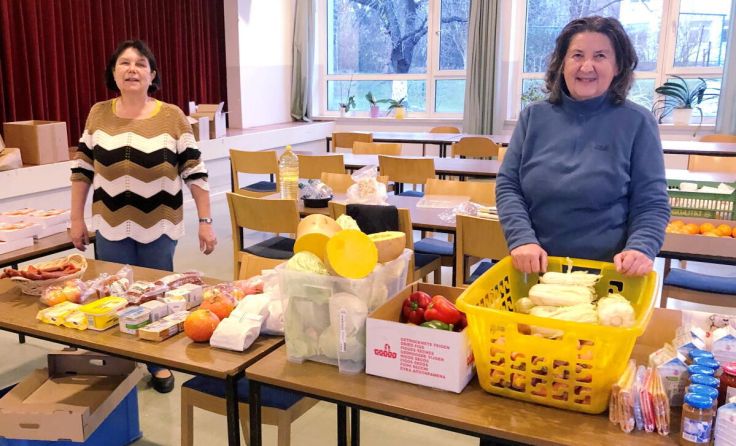 Maria Scholl und Waltraud Schober helfen ehrenamtlich bei der Spallerhofer Tafel. (Foto: privat)