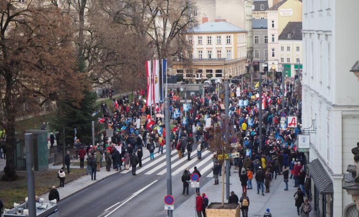 Die Demonstration startet vor dem Landhaus. (Foto: Tips)