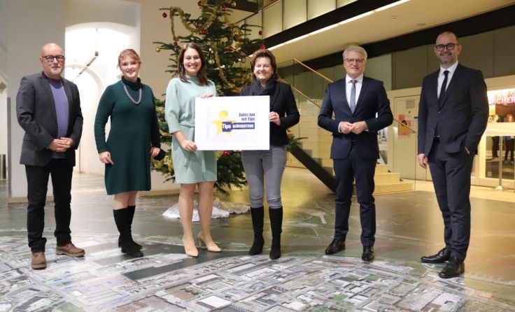 Bei der Übergabe (Foto: Tips/Seyringer)