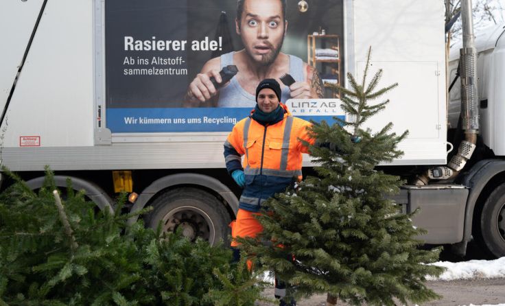 Die Mitarbeiter der Linz AG holen die abgeschmückten Bäume. (Foto: Linz AG/fotokerschi.at)