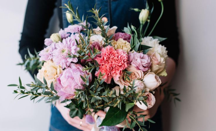 Blumen und Süßigkeiten sind die Klassiker am Valentinstag. (Foto: AnastasiaNess/Shutterstock.com)