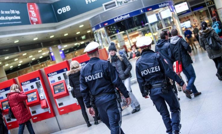 Die Polizei ist nach wie vor verstärkt beim Linzer Hauptbahnhof unterwegs. (Foto: Weihbold)