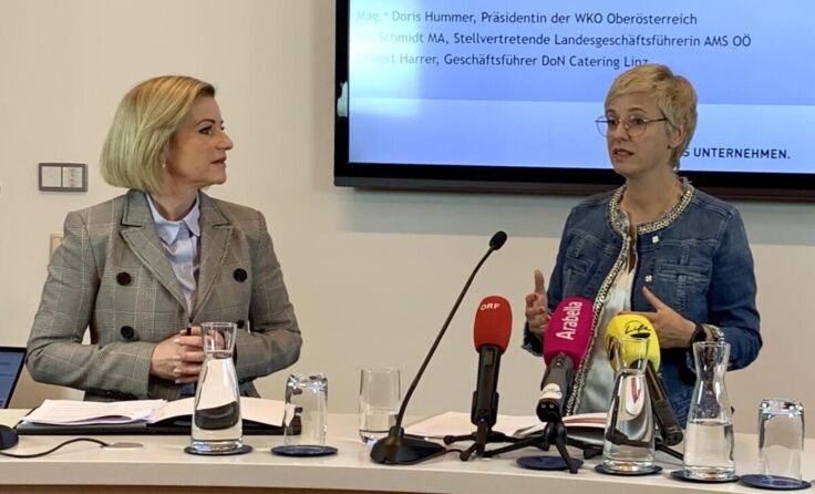 Iris Schmidt (AMS OÖ) und WKOÖ-Präsidentin Doris Hummer (Foto: WKOÖ)