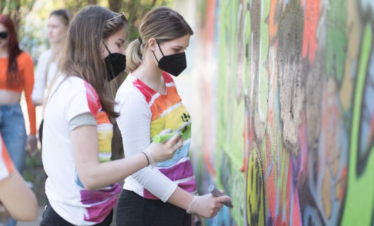 dm Lehrlinge mit ihren Kunstwerken vor dem Kunstmuseum Lentos in Linz (Foto: dm/Lienbacher)