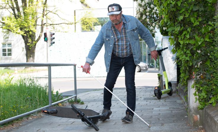 Scooter als gefährliche Stolperfalle (Foto: fotosisa)