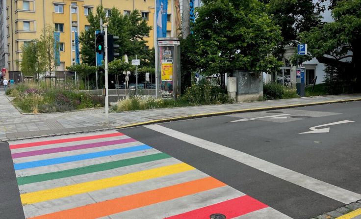 Der neue Regenbogen-Zebrastreifen beim Nordico (Foto: privat)