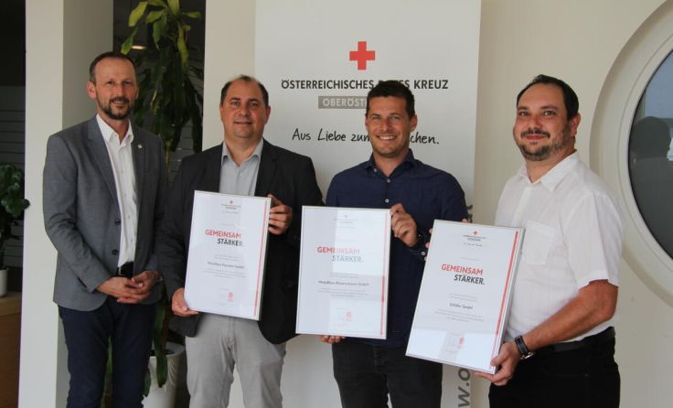 Bei der Urkundenübergabe (Foto: OÖRK/BezirksstellePerg)