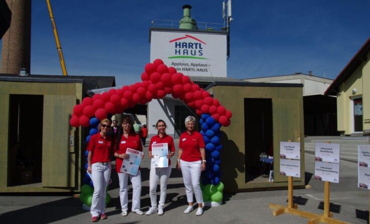 Die Mitarbeiter empfingen die zahlreichen Besucher. *Fotos: Hartl Haus