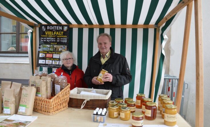 Vizebürgermeister Johannes Prinz mit Ausstellerin Roswitha Haghofer.