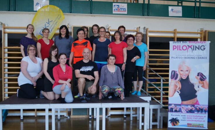 Trainer Gerdschi Laister mit den Teilnehmerinnen des Pilates-Schnupperkurses. *Fotos: NÖGKK