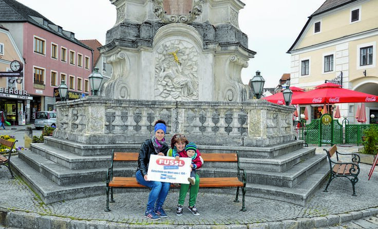 Die glückliche Gewinnerin Martha Kellner mit ihrem Enkel Maximilian.