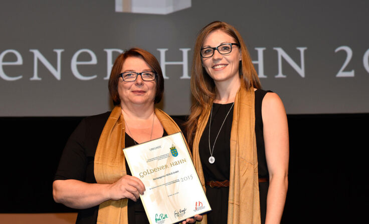 Monika Geisberger und Andrea Haselmayr präsentieren stolz die Urkunde. Foto: NEXUS