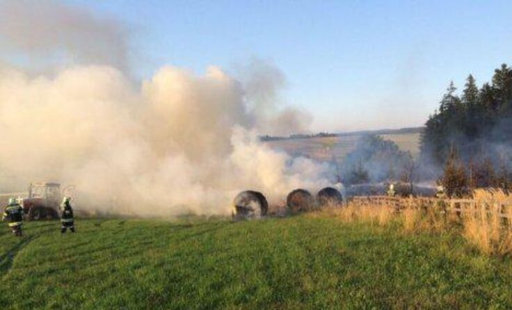 Etwa 100 Strohballen fielen den Flammen zum Opfer. Foto: HBI Michael Hartner/FF Schwarzenau