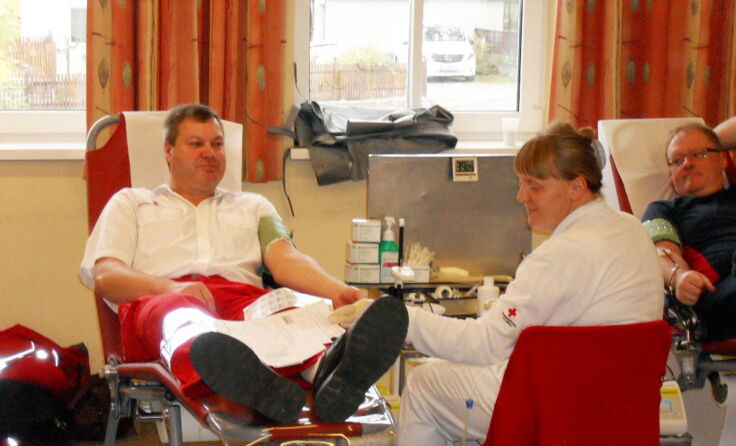 Ortstellenleiter Christian Neuwirth beim Aderlass. Foto: Marktgemeinde Martinsberg