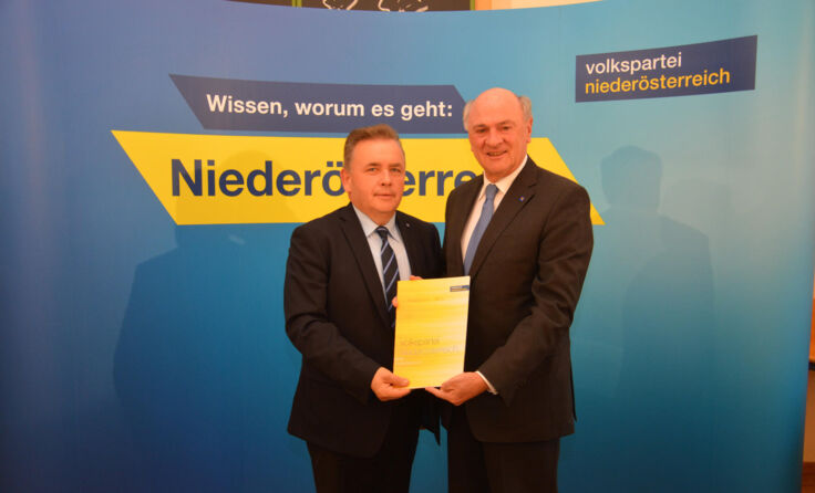 Bezirksparteiobmann LAbg. Franz Moll und Landeshauptmann Erwin Pröll. 
