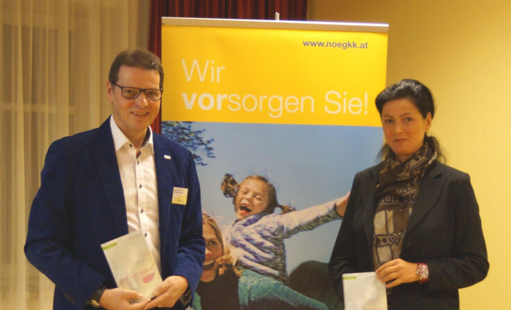 Service-Center-Leiter Emmerich Temper mit Natalia Ölsböck. Foto: NÖGKK