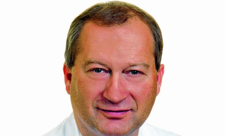 Primarius Reinhold Klug infomiert über das Bauch­aortenaneurysma. 