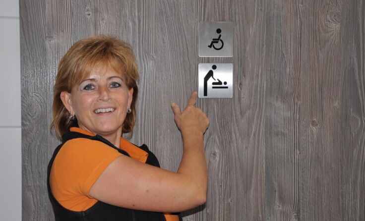 Wirtin Roswitha Schaden freut sich über die neue WC-Anlage. Fotos: Josef Schaden