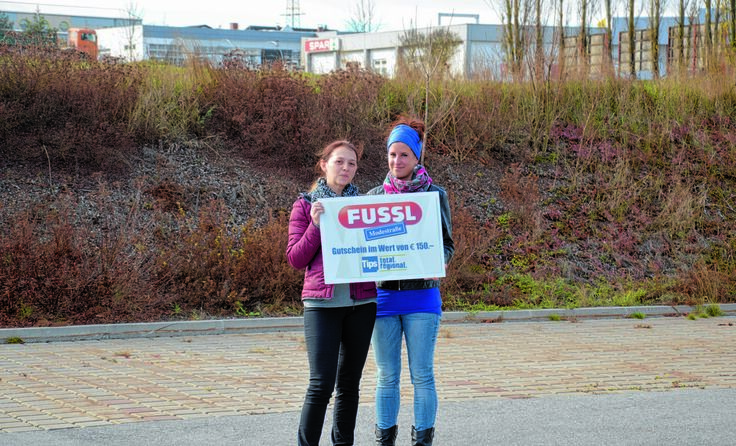 Die glückliche Gewinnerin Daniela Siedl mit Glücksengerl Kathi Prinz. 