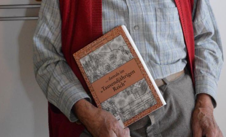 Josef Janny mit seinem Buch: "...damals im „Tausendjährigen Reich“. Foto: KaPri