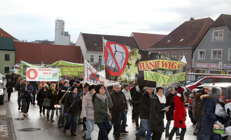 Die Windkraftgegner bei ihrem Protestmarsch durch die Zwettler Innenstadt. Fotos: windparkfrei