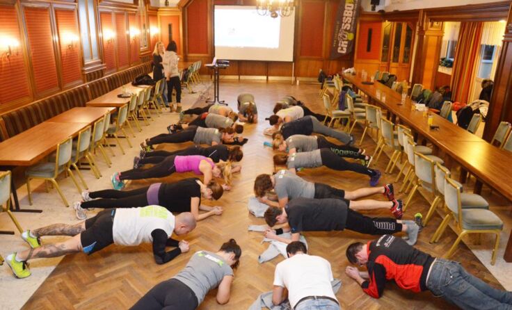 "Planks" - runden das zwölfminutige HIIT-Workout ab.