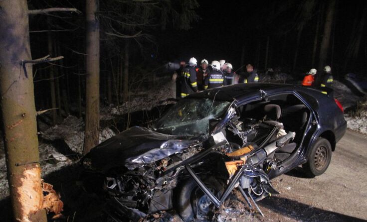 Die Lenkerin prallte gegen zwei Bäume und wurde im Fahrzeug eingeklemmt. Foto: FF Arbesbach