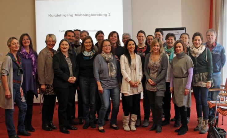 Die Teilnehmer des Lehrganges mit Mobbing-Expertin Christa Kolodej. Foto: Xundheitswelt
