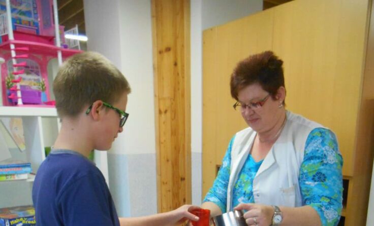 Schüler Rico Weinstabl mit Reinigungskraft Frau Martina Kellner. Foto: LSS Allentsteig
