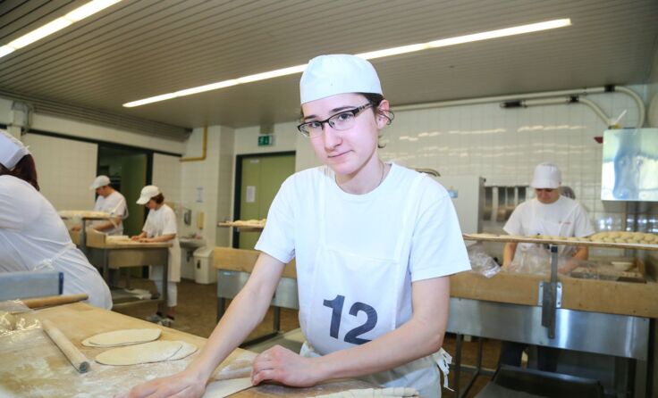 Lisa Grünstäudl beim Salzstangen drehen. Foto: WKNÖ Bäcker