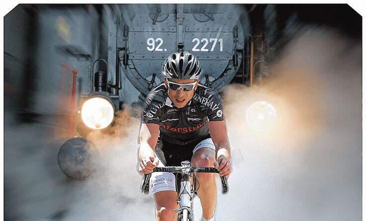 Wettkampf: Radfahrer gegen Dampfzug Foto: zVg MLV