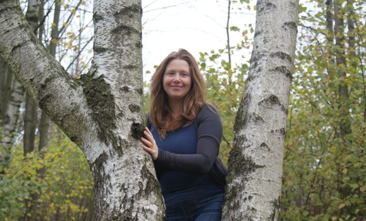 Wildkräuterexpertin Martina Fuchs lädt zum Fest der Sommersonnenwende. Foto: Fuchs