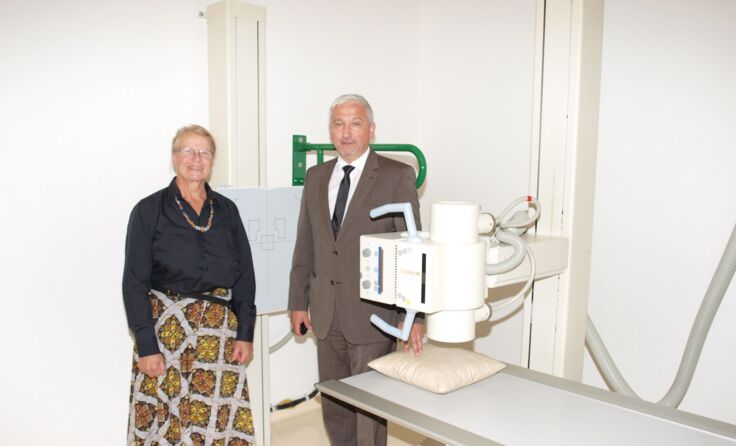 Erika Hronicek und Geschäftsführer Fritz Weber bei der Übergabe. Foto: zVg HKZ
