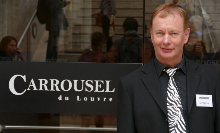 Präparator Gerhard Blabensteiner vor dem berühmten Carrousel du Louvre. Fotos: zVg