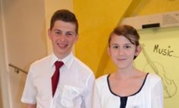 Emanuel und Bettina beim Servieren der Vorspeise. Foto: Manuela Riß