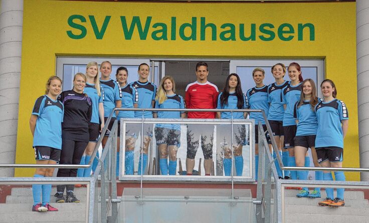 Die Frauenmannschaft mit ihrem Co-Trainer Christian Kreutzer Fotos: KaPri