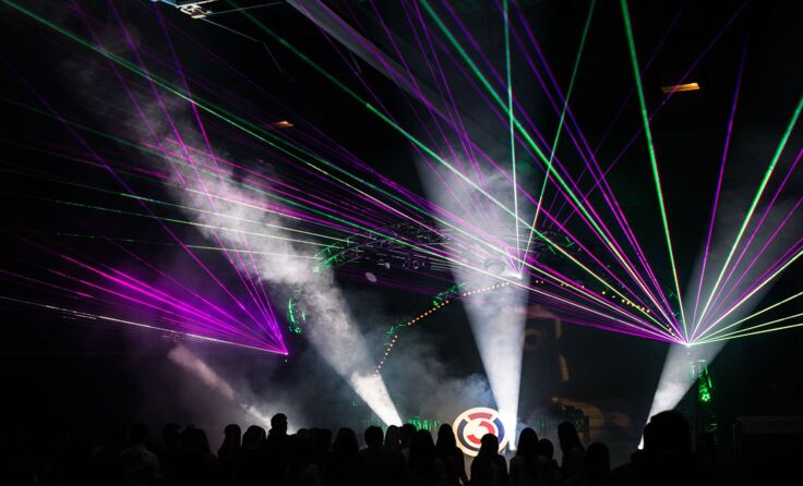 Der Ö3-DJ heizt dem Publikum richtig ein. Foto: Roman Pfeiffer