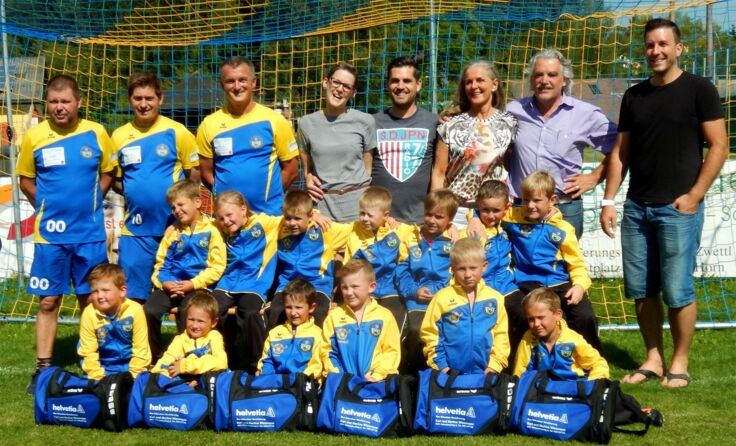 Die U7 mit ihrem Trainer, Sponsoren und Obmann. Fotos: zVg
