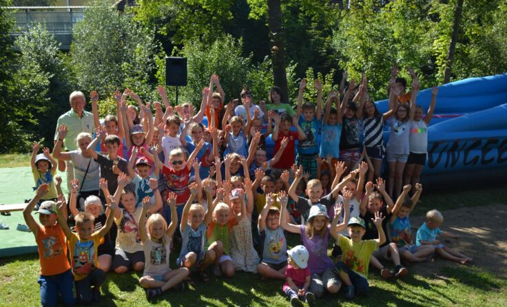 StR Zlabinger mit den vielen Kids beim Ferienspiel-Abschlussfest. Foto: zVg Stadtgemeinde Zwettl