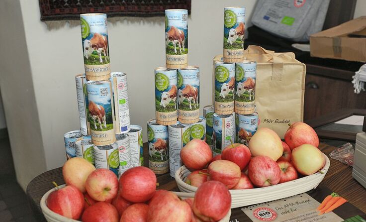 An diesem Tag werden Milch und Äpfel, natürlich Bio, verteilt. Foto: AMA/APA/Langegger