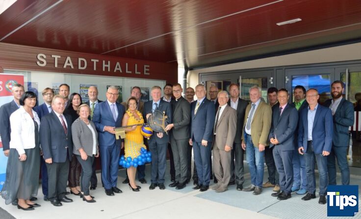 Ehrengäste aus allen umliegenden Regionen waren zur Eröffnung der Stadthalle gekommen.