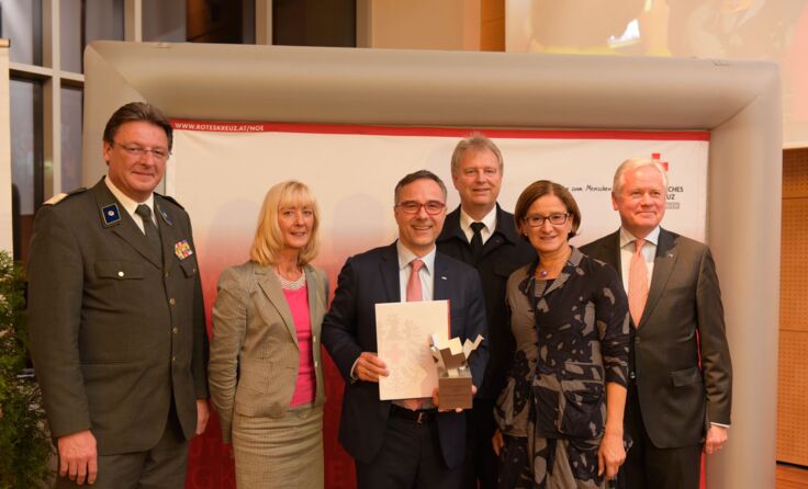 Christof Kastner (3. v. l.) nahm freudig den Freiwilligenpreis entgegen. Fotos: RK NÖ / R. Kittel