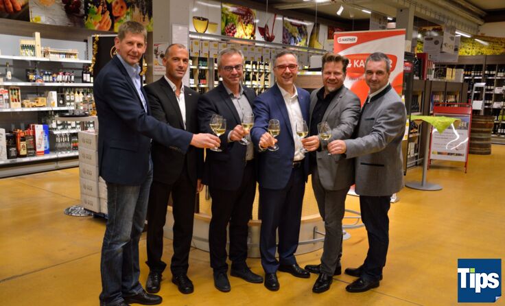 Gemeinsam wird auf den umgebauten Abholmarkt in Zwettl angestoßen.