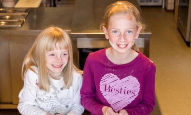 Früh übt sich: Daniela und Anja haben Spaß beim Knödeldrehen. Foto: KaVo