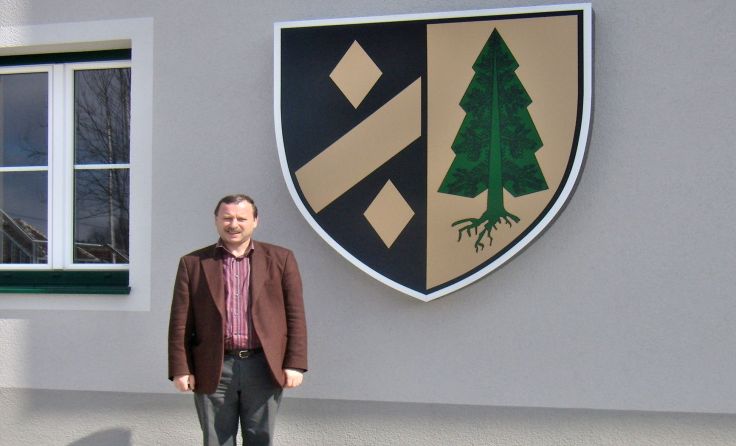 Bürgermeister Johann Hofbauer (VP) vor dem Gemeindeamt in Großgöttfritz. Foto: Gemeinde
