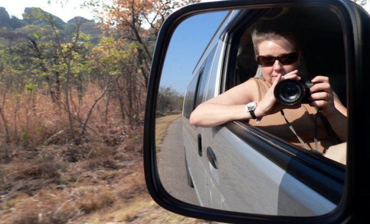 Reisejournalistin Susanna Hagen im Hwange Nationalpark in Zimbabwe Fotos: Susanna Hagen