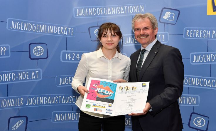 Die Landessiegerin Alija Fitko mit Landesrat Karl Wilfing; Foto: NLK Filzwieser
