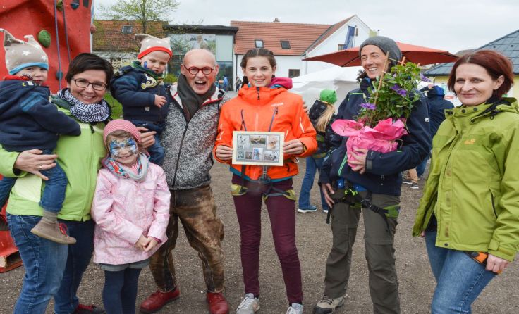 Edith und Johannes Gutmann freuen sich mit den Besuchern über einen tollen Tag. Foto: Sonnentor